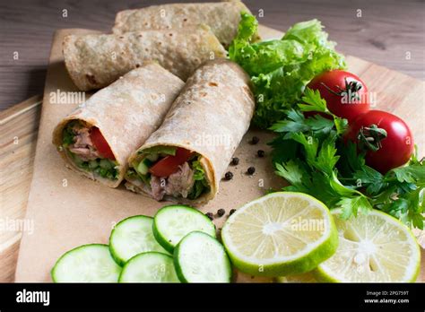 Sicilian Tuna Lavosh - calories, carbs, nutrition