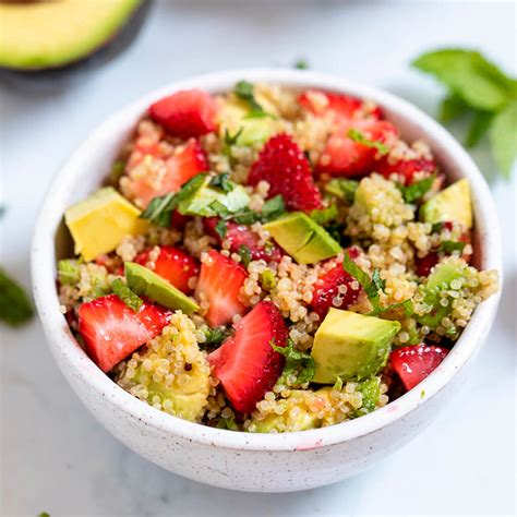 Side Salad Quinoa Hominy & Strawberry - calories, carbs, nutrition