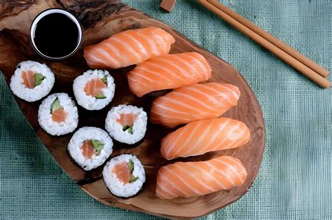 Smoked Salmon Sushi Roll - calories, carbs, nutrition