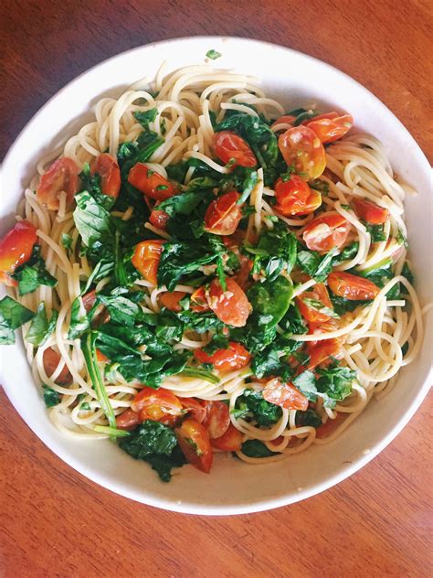 Spinach Fettuccine & Tomato Basil Sauce - calories, carbs, nutrition