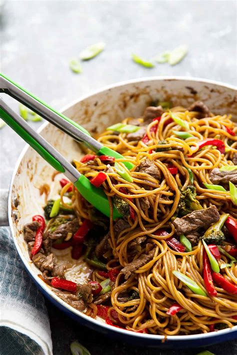 Stir-fried Beef with Peppers and Noodles - calories, carbs, nutrition