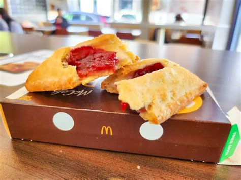 Strawberry & Creme Pie - calories, carbs, nutrition
