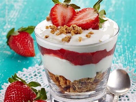 Strawberry & Granola Yogurt Parfait - calories, carbs, nutrition