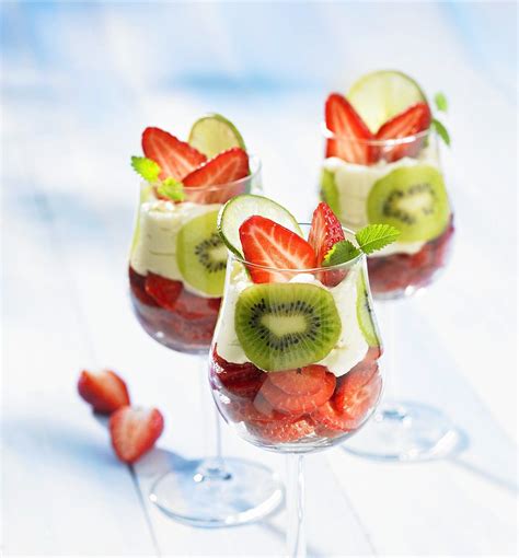 Strawberry-Kiwi Parfait - calories, carbs, nutrition