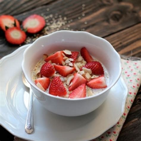 Strawberry & Quinoa breakfast bowl - calories, carbs, nutrition