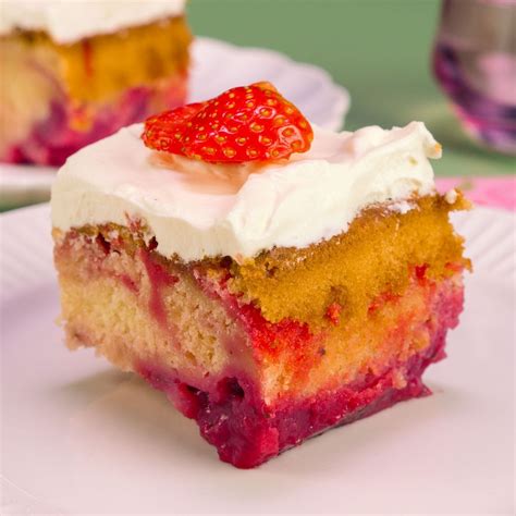 Strawberry Shortcut Cake - calories, carbs, nutrition