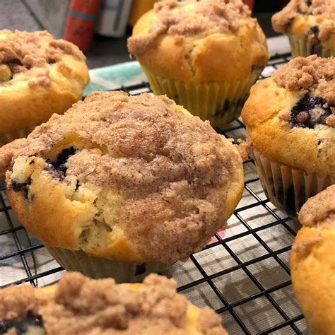 Streusel Topped Blueberry Muffin - calories, carbs, nutrition