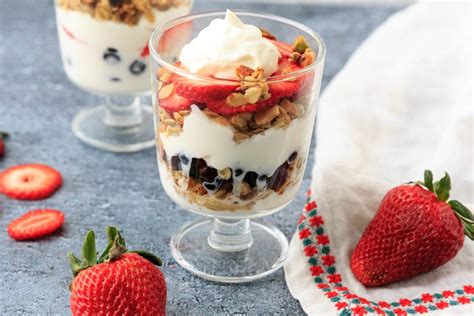 Summer Berry Yogurt Parfait - calories, carbs, nutrition