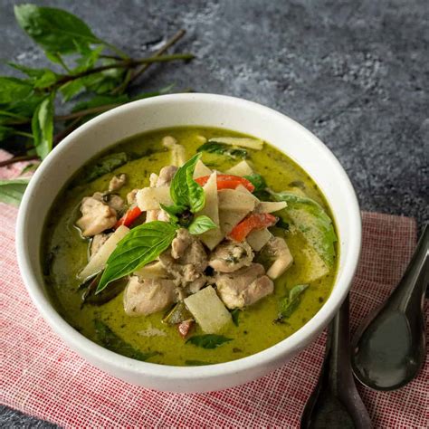 Tender Pieces of Chicken Cooked in an Authentic Thai Green Curry Sauce - calories, carbs, nutrition