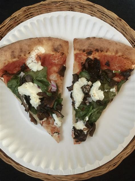 Thin Crust Spinach and Red Onion Pizza - calories, carbs, nutrition