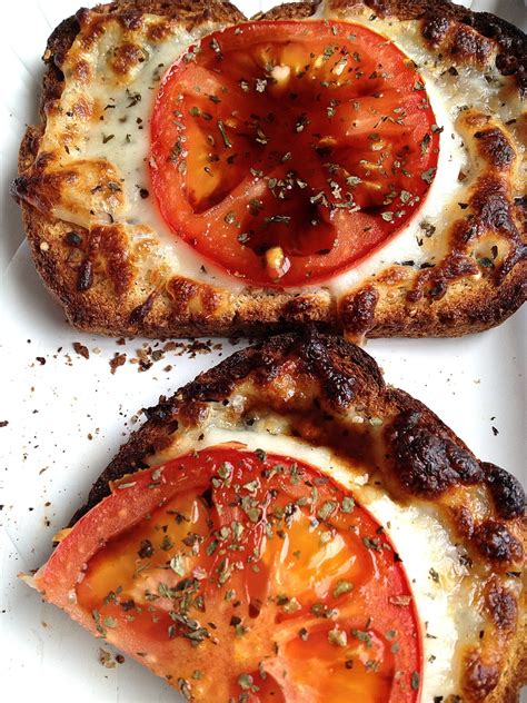 Toasted sandwich roasted tomato & mozzarella - calories, carbs, nutrition