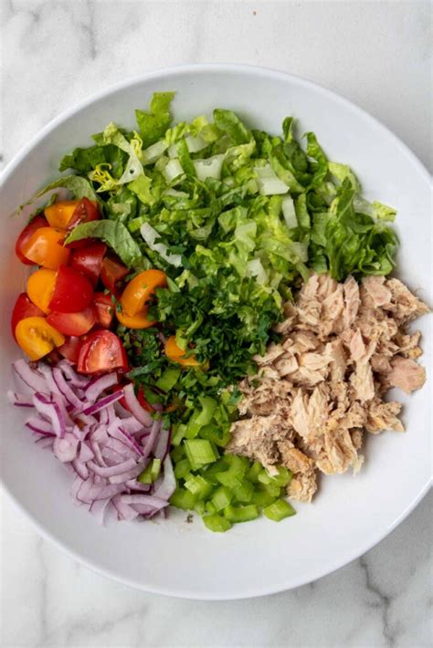 Tuscan Tuna on Pita - calories, carbs, nutrition