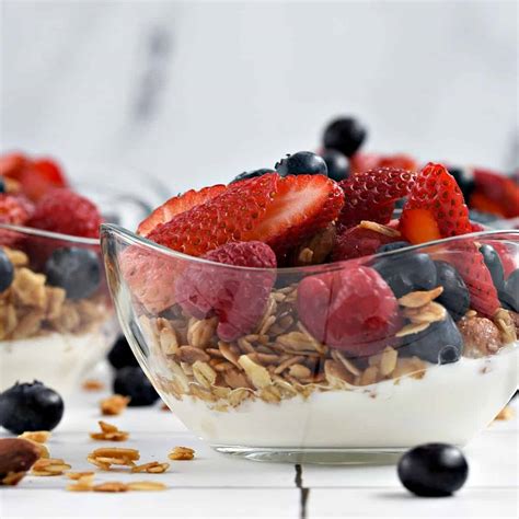 Vanilla Yogurt Parfait with Mixed Berries - calories, carbs, nutrition