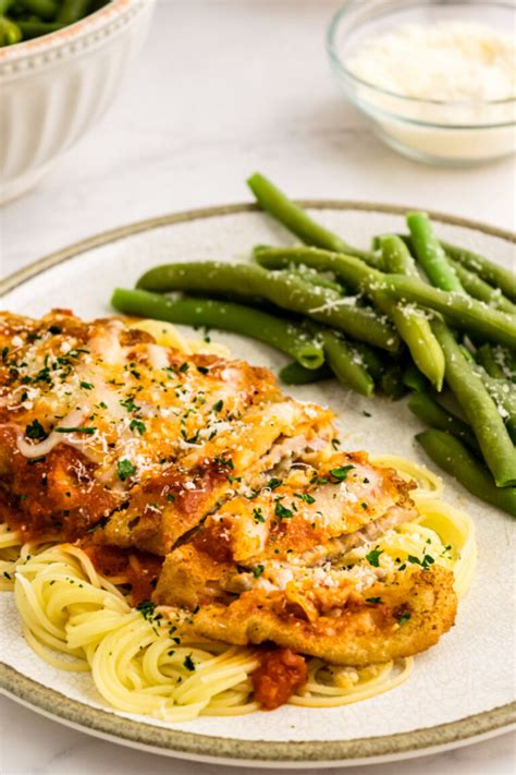 Veal Parmesan with garlic bread and vegetable - calories, carbs, nutrition