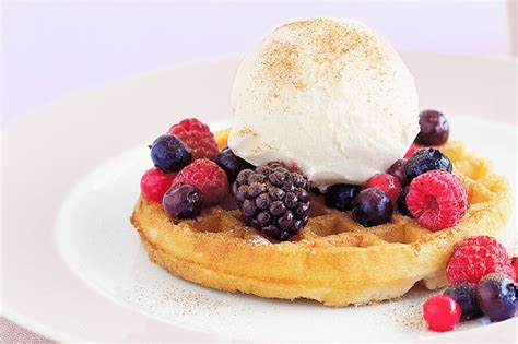 Waffle Cinnamon & Sugar Berries - calories, carbs, nutrition