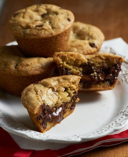 Warm Chocolate Chip Lava Cookie - calories, carbs, nutrition