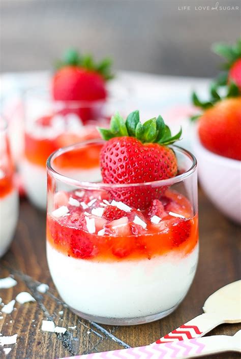 White Chocolate Mousse Cup with Strawberries and Chocolate - calories, carbs, nutrition