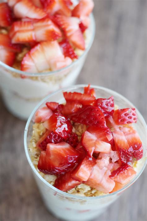 Yogurt Parfait with Strawberries and Granola, Large - calories, carbs, nutrition